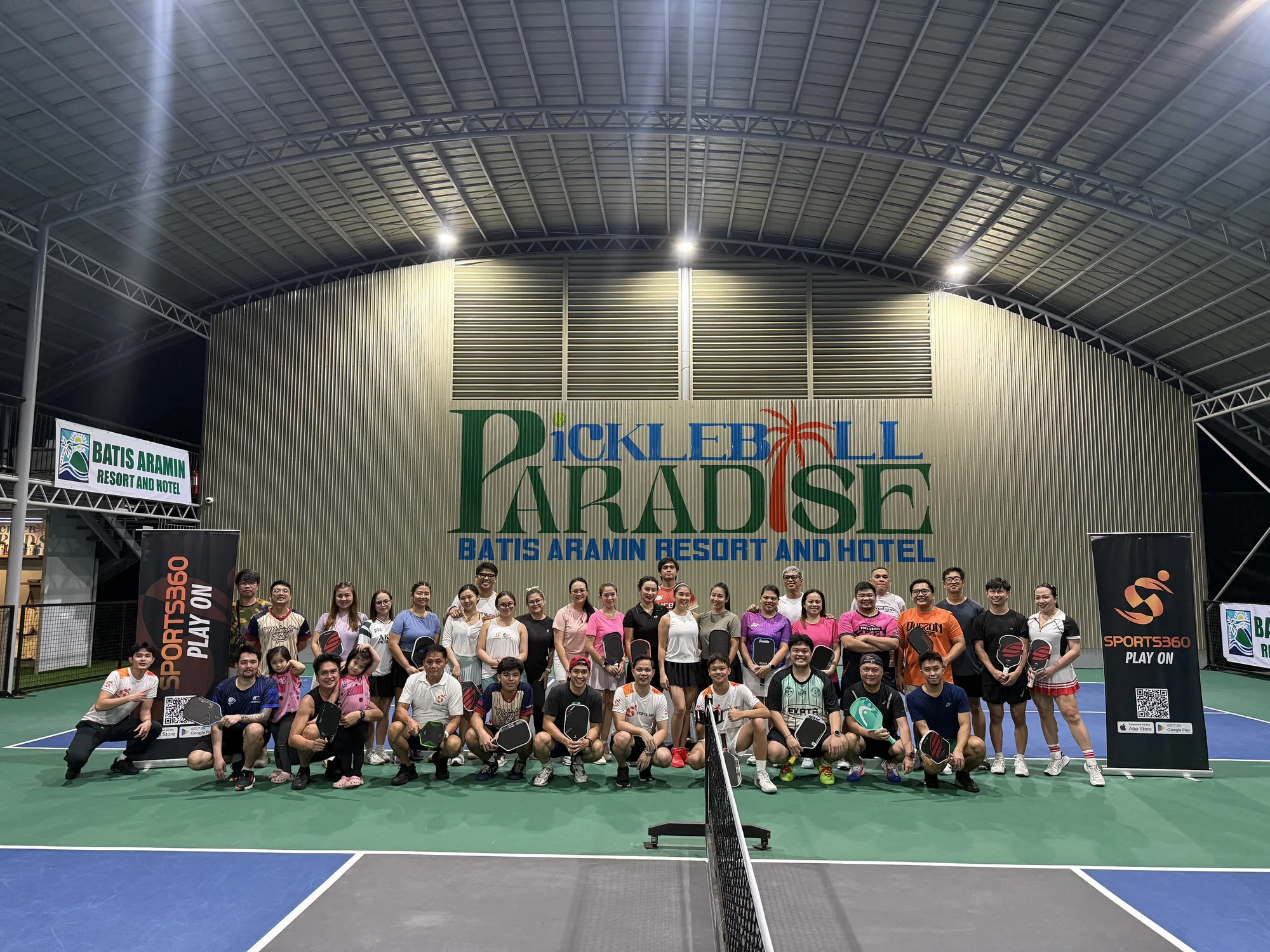 An open play group on court at a Sports360 SportsHub